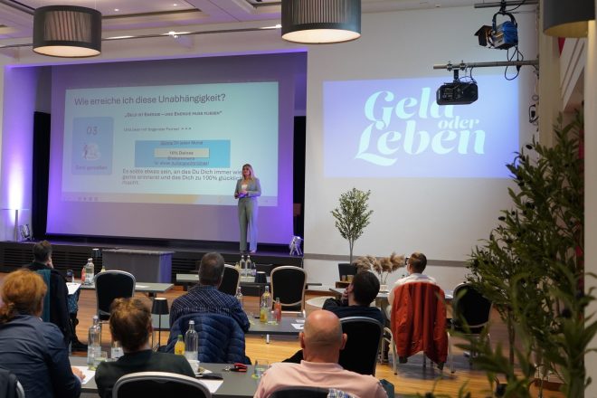 Sandra Massinger leitet ein Workshop beim Event "Geld oder Leben"